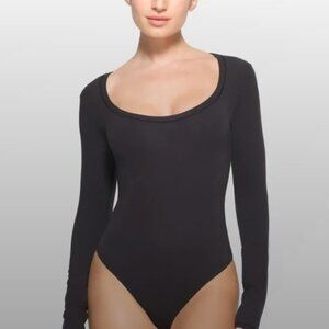SKIMS FITS EVERYBODY LONG SLEEVE SCOOP BODYSUIT | BLACK